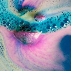 Make-up by Linoa: Lush intergalactic bath bomb, ou transformer sa baignoire  en galaxie !