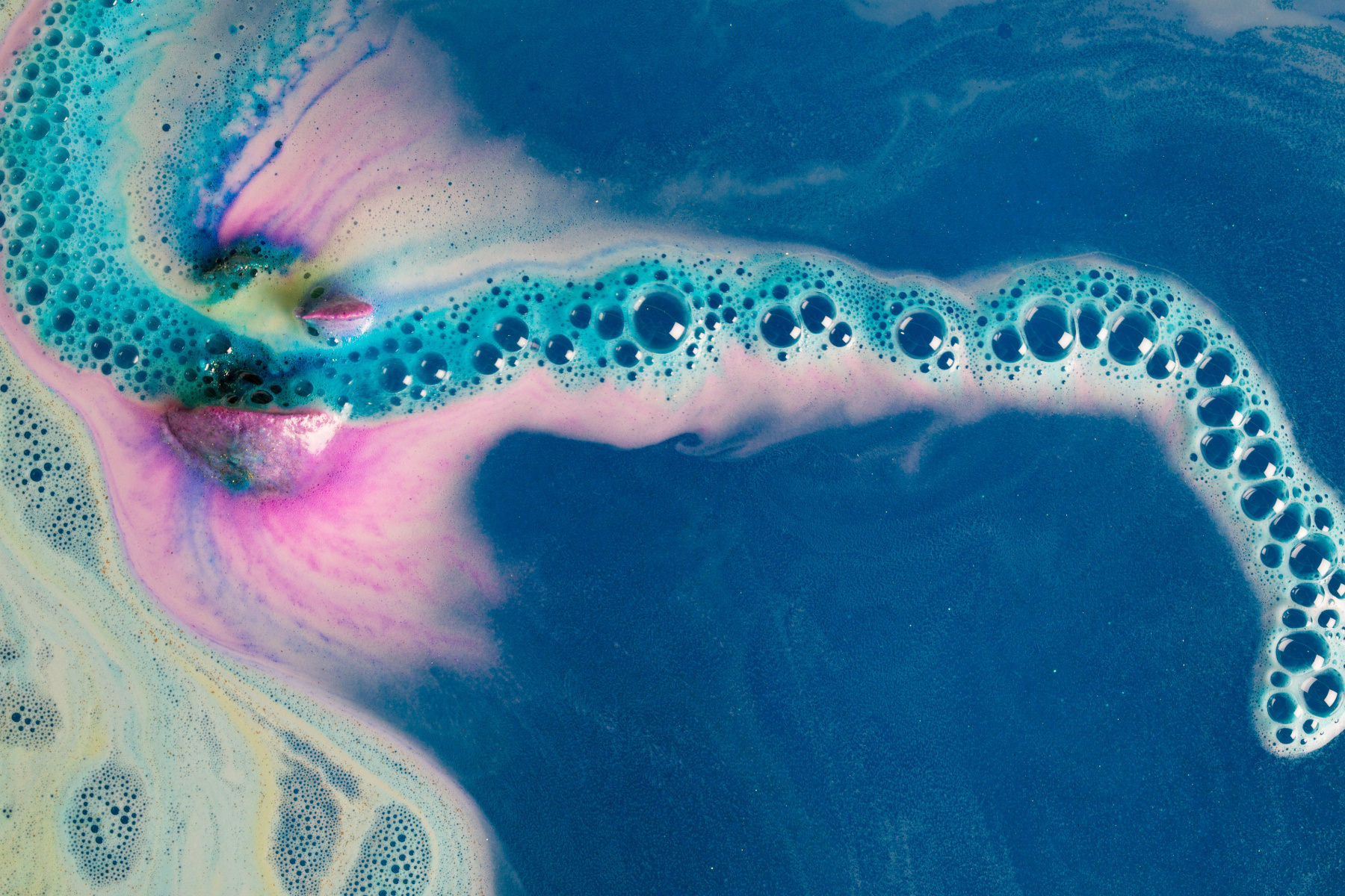 Make-up by Linoa: Lush intergalactic bath bomb, ou transformer sa baignoire  en galaxie !