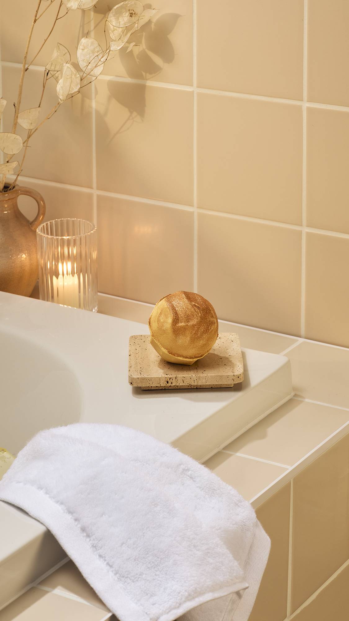 Sticky Dates Bath Bomb | LUSH