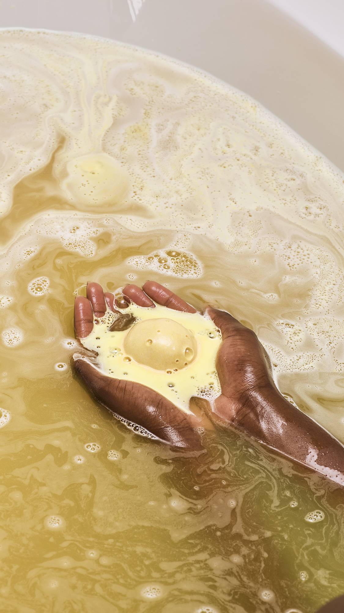 スティッキーフルーツ ボム | LUSH