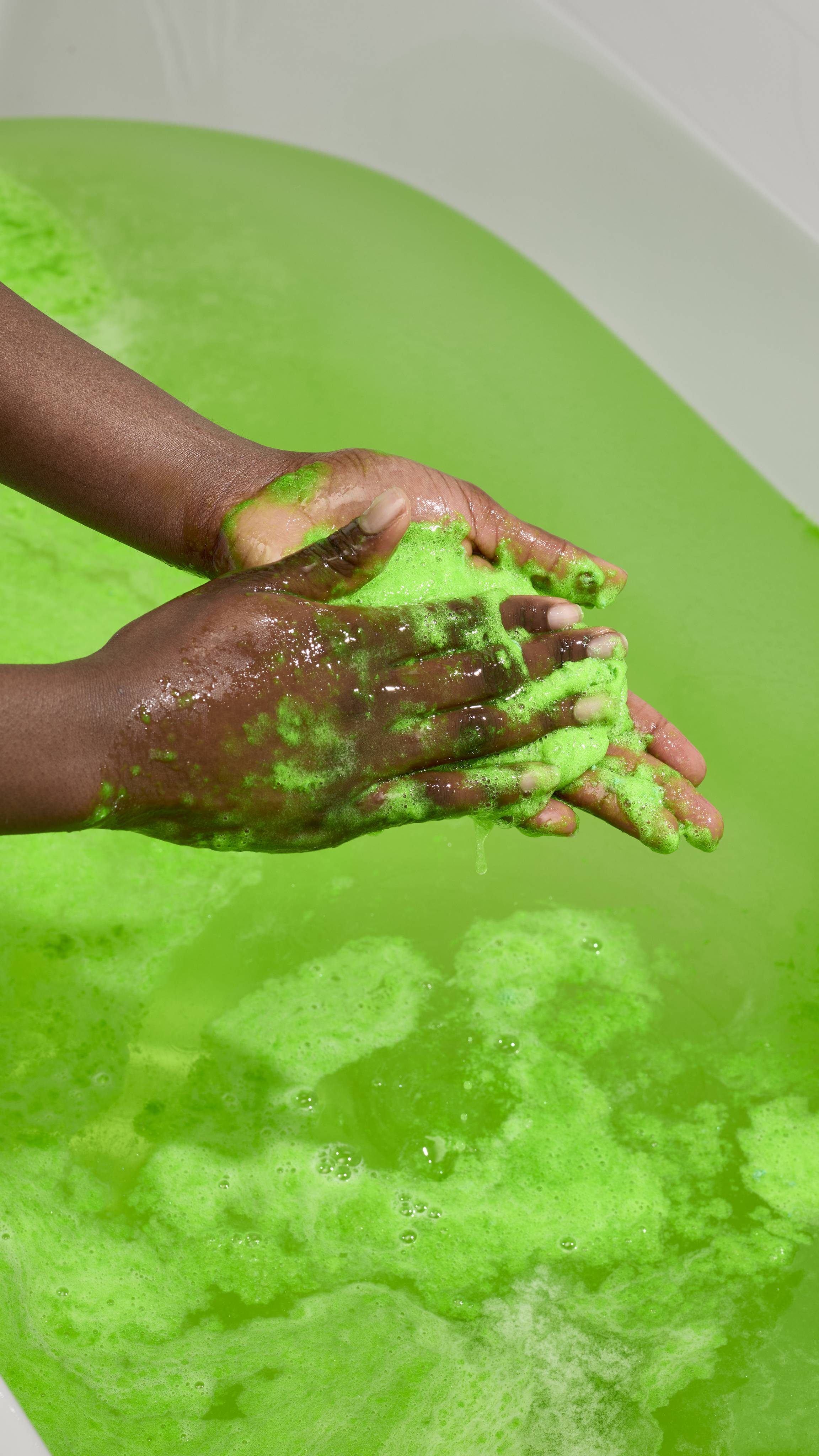 スライム シェイプシフティングスライム ジェリーボムパウダー グリーン | LUSH