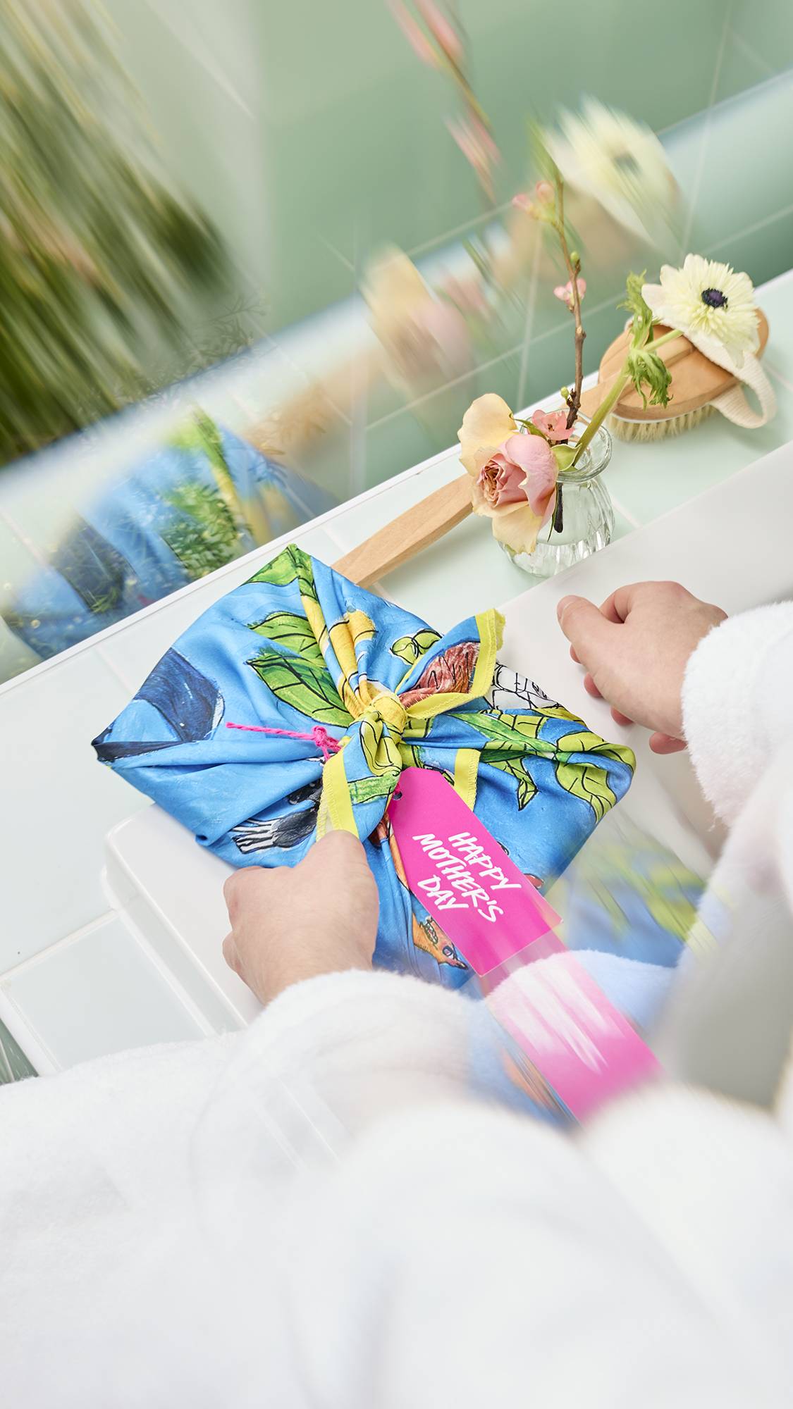 Garden Mural Knot Wrap