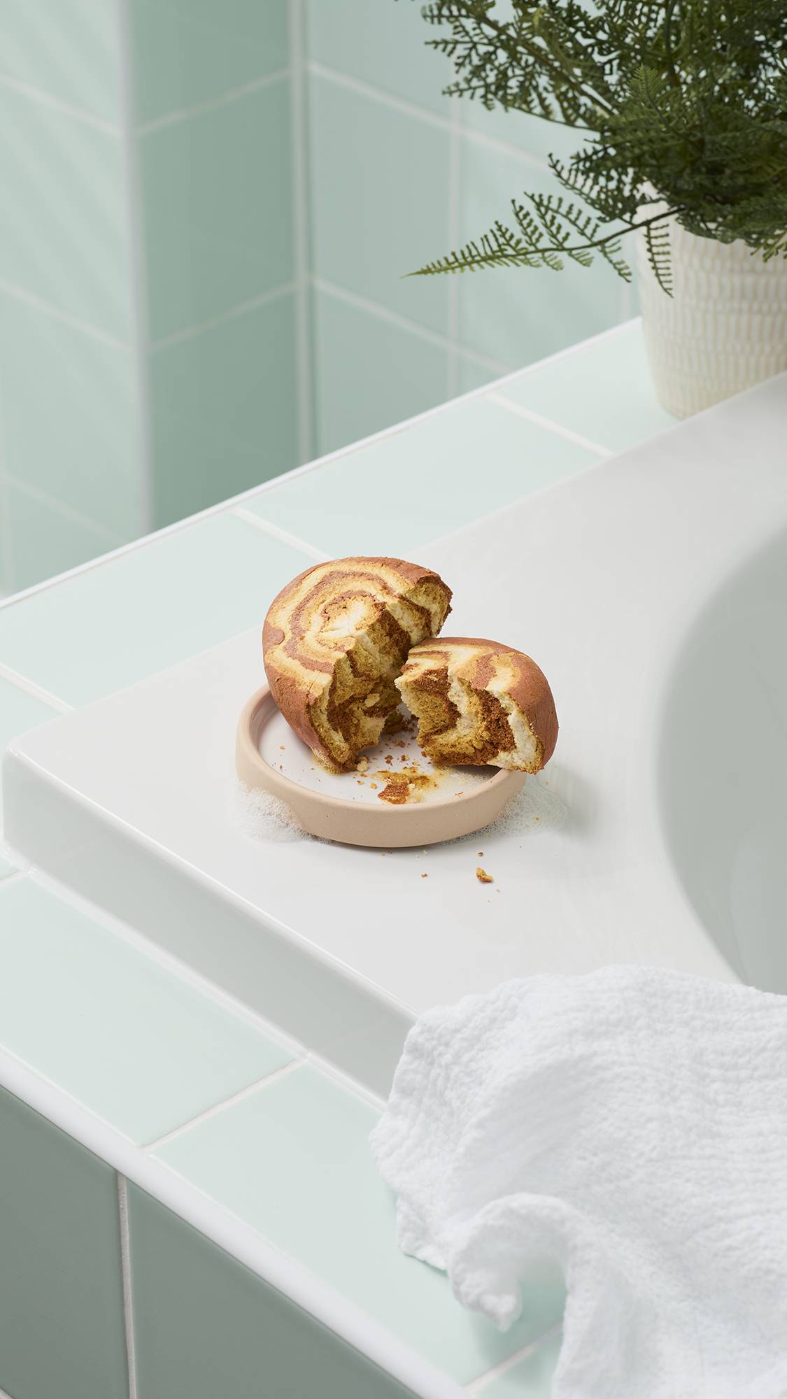 スワーリースティッキーフルーツ バブルバー | LUSH
