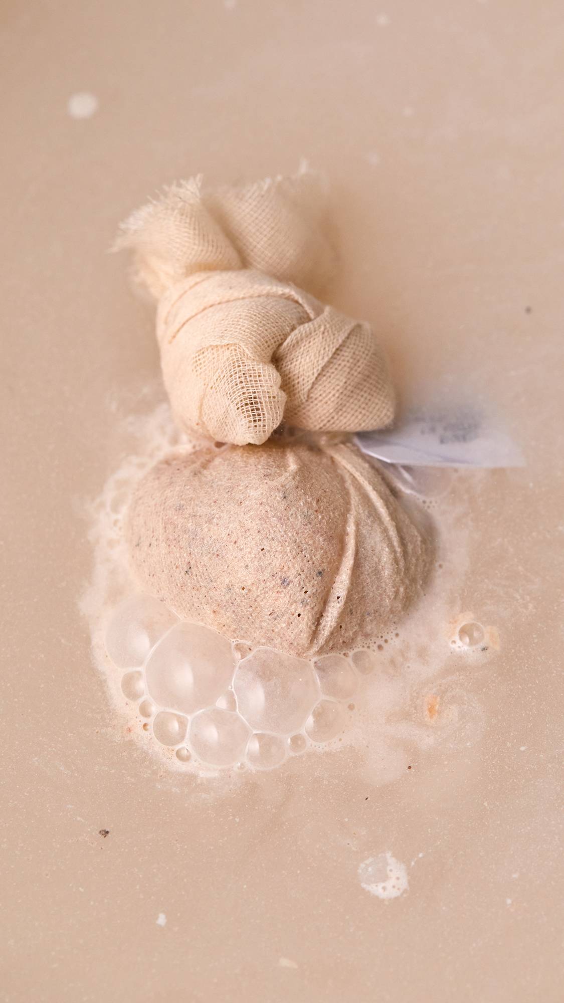 Moisturizing Coconut And Mullein Cataplasm Bath Bomb