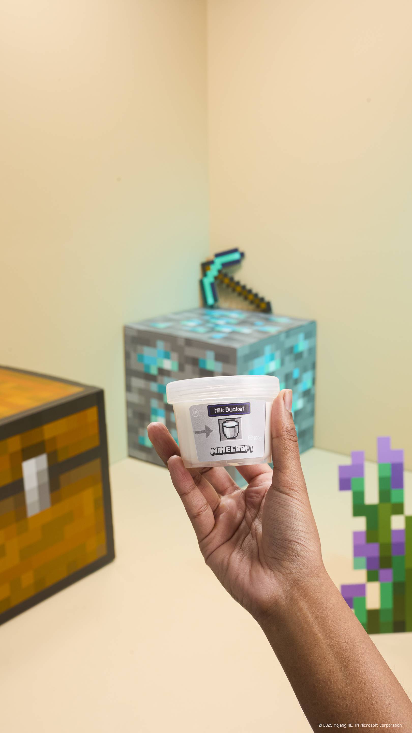 ミルク入りバケツ シャワージェリー | LUSH