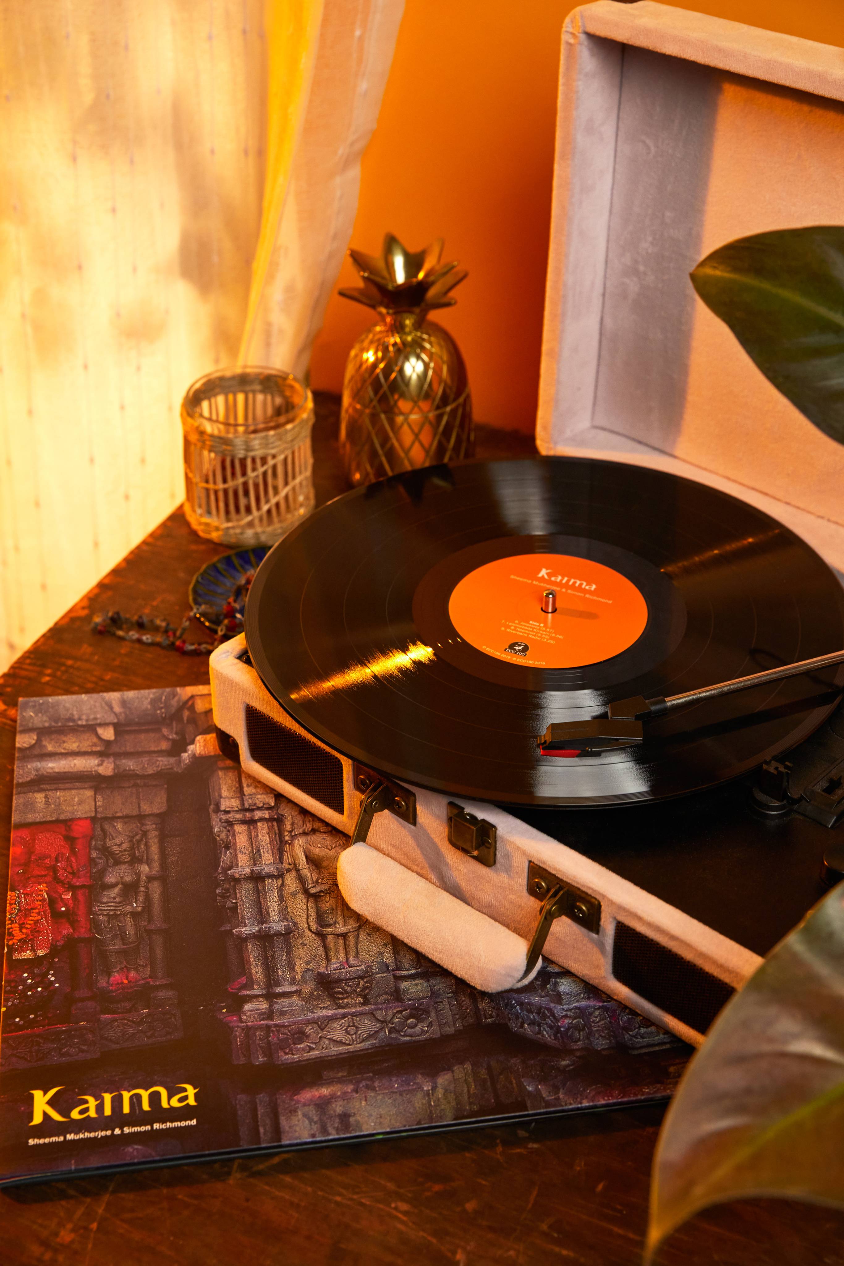 Vinyle avec clé USB Karma par Sheema Mukherjee & Simon Richmond