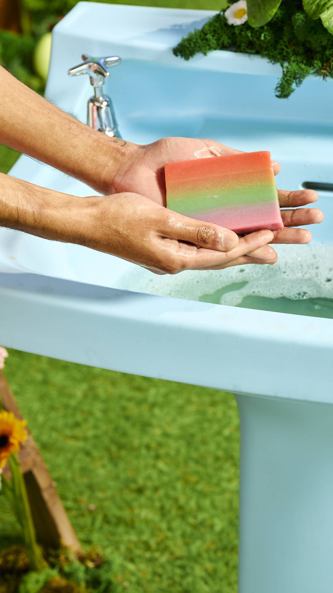 レインボウズアンドウォーターフォールズ ソープ | LUSH