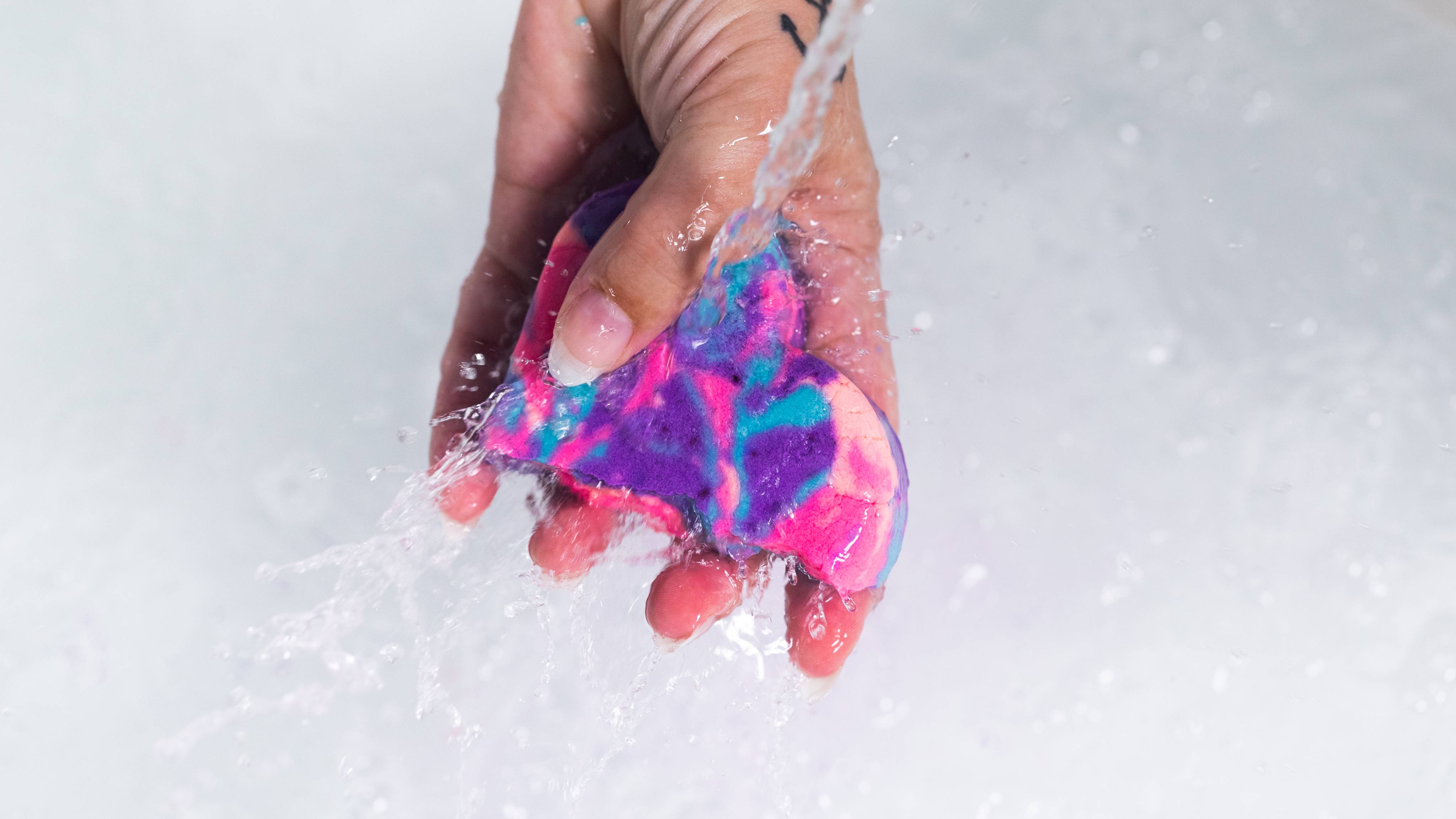 LUSH 2023 ホリデー限定アイテム⭐️ 12デイズ オブ クリスマス ギフトと、まさかのオルゴールを楽しめるドリームランド ギフト🎁こちらの2アイテムを動画で開封しました。まだ見ていない方はぜひトップページリンクからどうぞ🫶  どちらも「クリスマスプレゼントはこうで 
