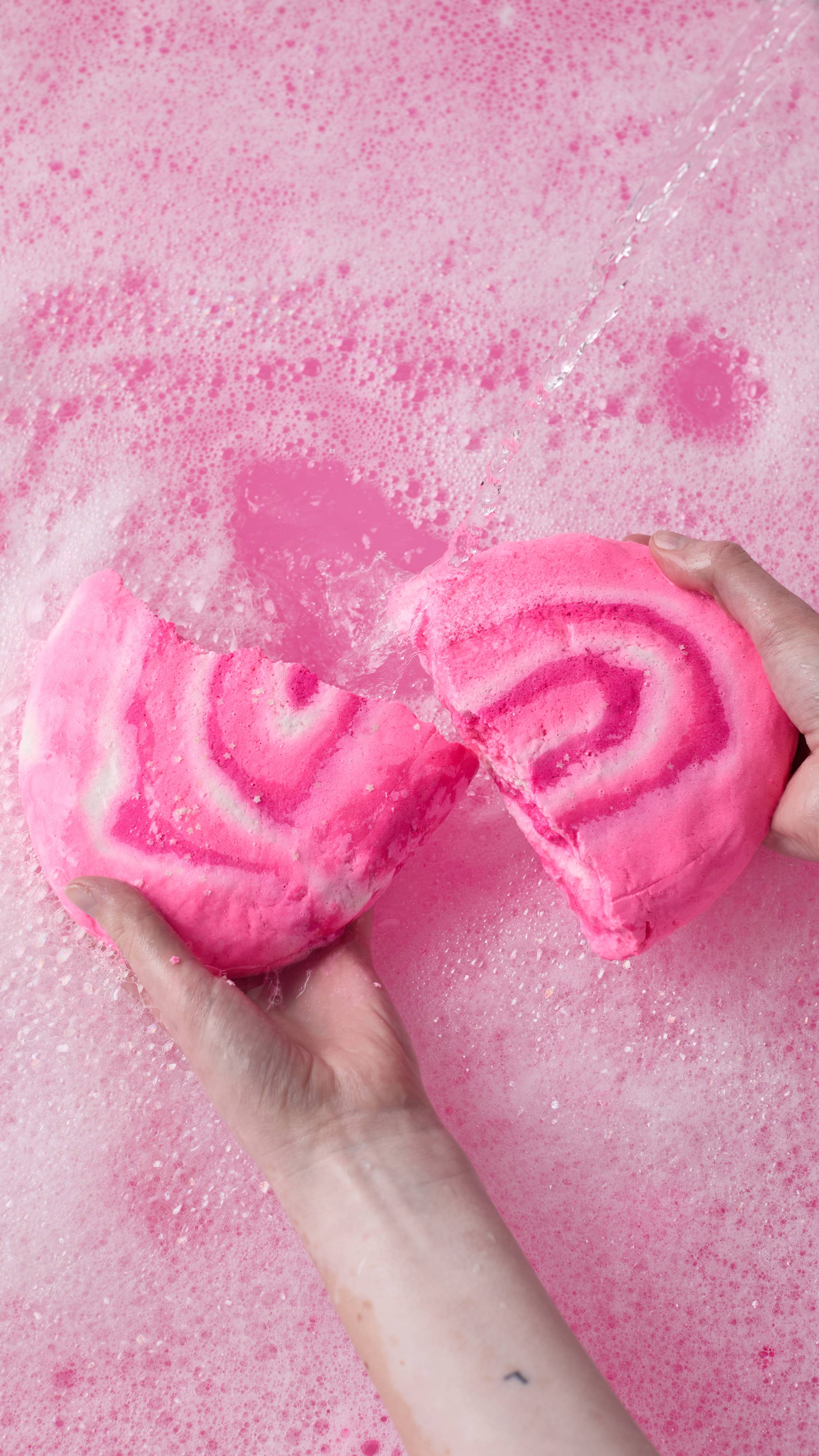 全国宅配無料 スノーフェアリーロール バブルバー LUSH | ボディソープ