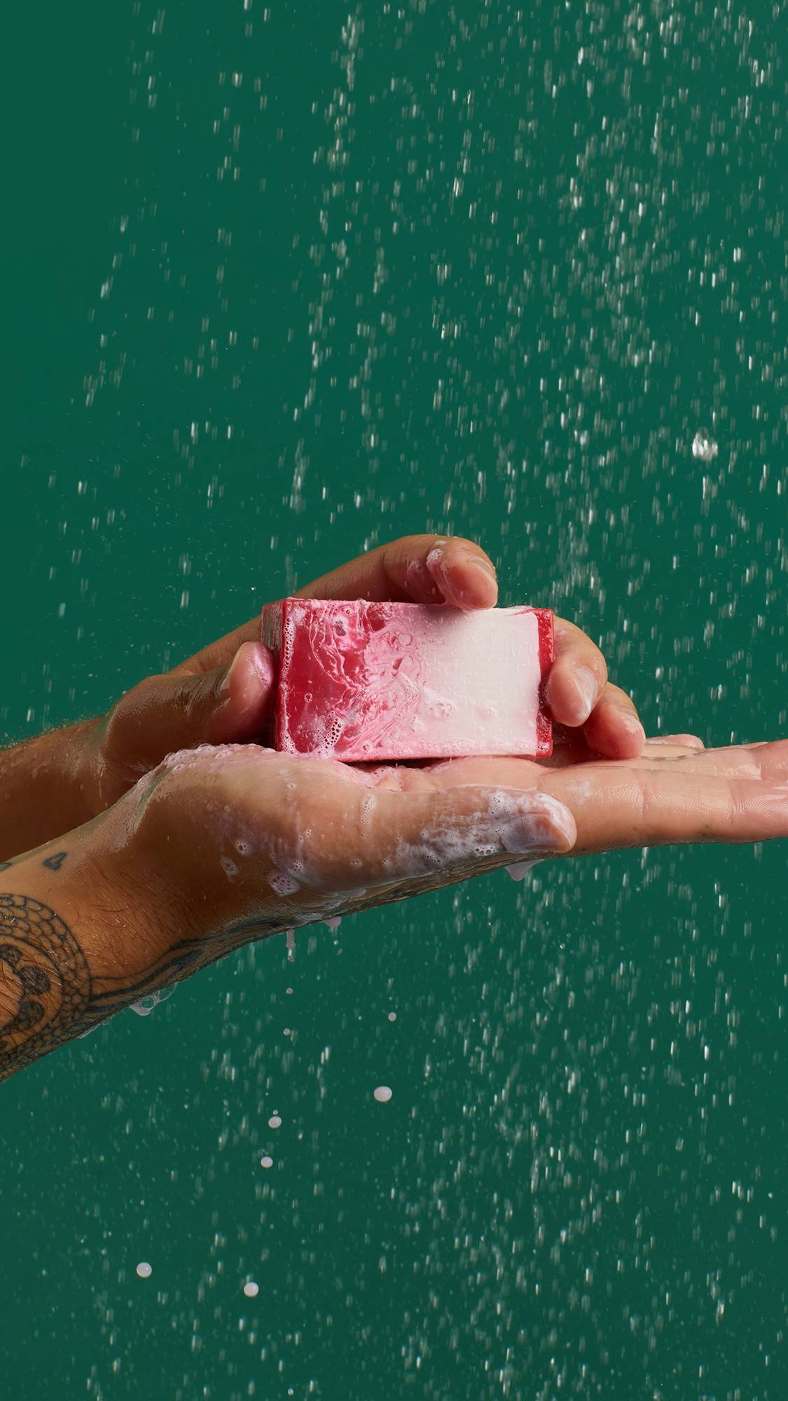 ワンピなど最旬ア！ コンフォーター ソープ LUSH | ボディソープ